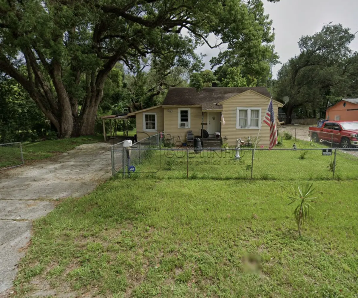 Casa em Orlando, Flórida, EUA. São 97m², 2 quartos, sala, cozinha, banheiro, quintal e vaga de garagem. Fica 20 min do aeroporto, 29min da Disney. Região permite locação de temporada.