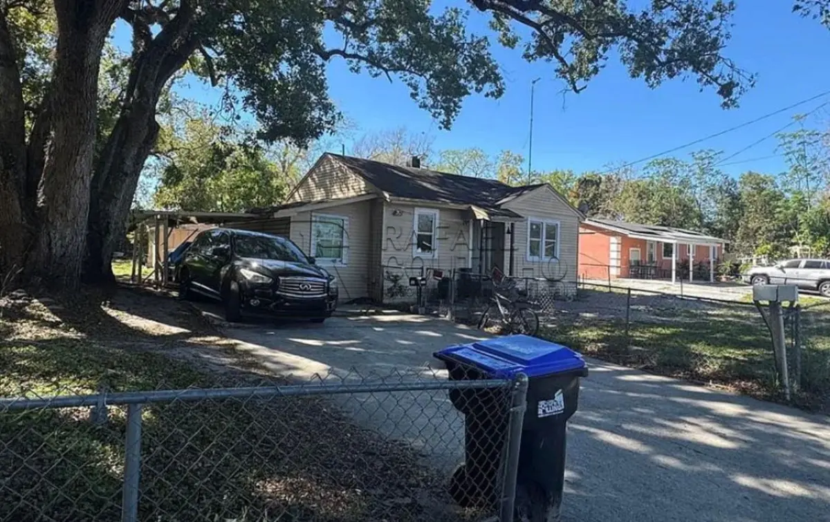 Casa em Orlando, Flórida, EUA. São 97m², 2 quartos, sala, cozinha, banheiro, quintal e vaga de garagem. Fica 20 min do aeroporto, 29min da Disney. Região permite locação de temporada.