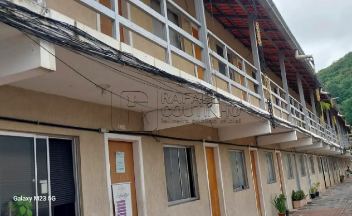 LOTE ÚNICO - Prédio com 40 Unidades Residenciais na Taquara/RJ. Terreno e Respectivas Construções. Pague em até 60 vezes.