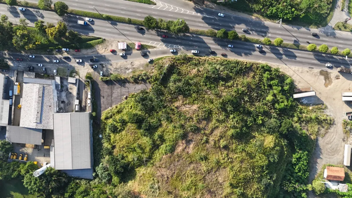 LOTE ÚNICO - Área 13.205m² com Testada de 157m para Av. Brasil, altura de Campo Grande/RJ. Terreno e Respectivas Construções. Aceita Financiamento.