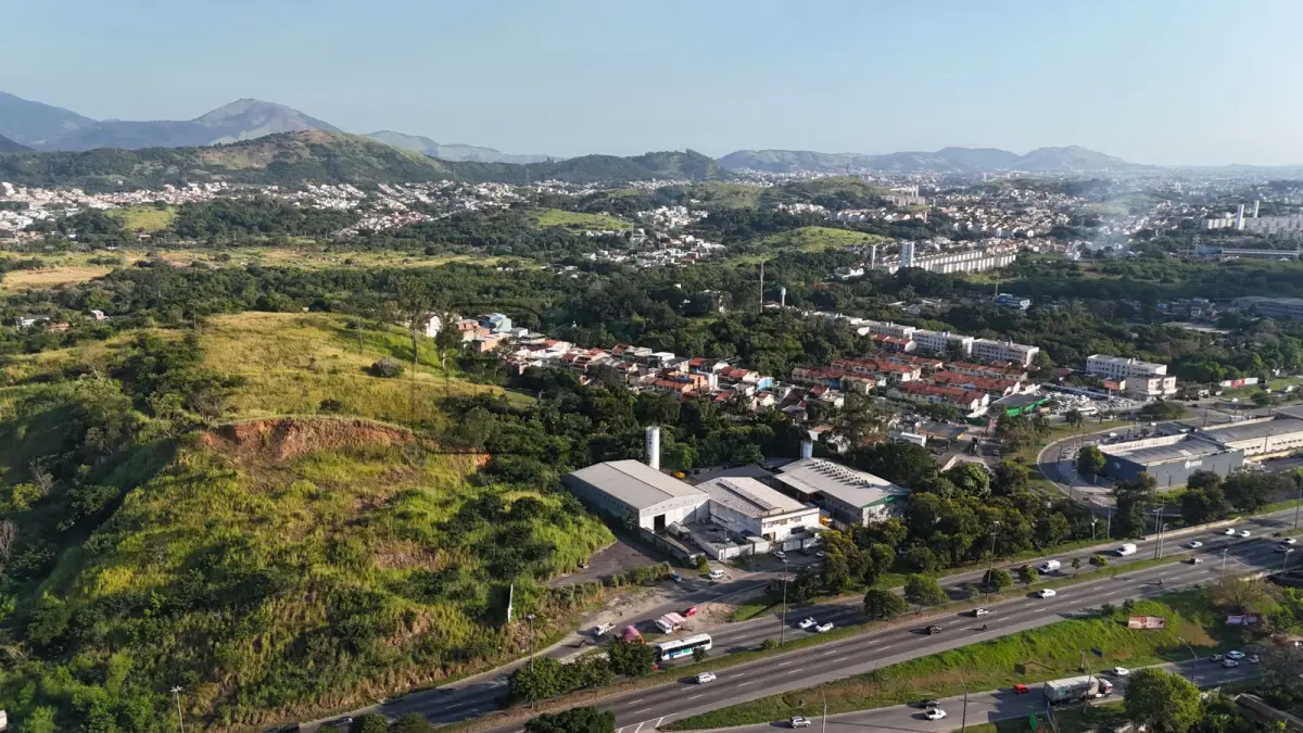 LOTE ÚNICO - Área 13.205m² com Testada de 157m para Av. Brasil, altura de Campo Grande/RJ. Terreno e Respectivas Construções. Aceita Financiamento.