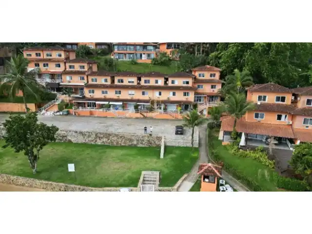 Apartamento 68m² em condomínio com marina privada, com direito a 1 vaga para veículo e a 1 vaga seca para barcos. Cond. Angra Green Coast - Residence Service & Marina. Pague em até 60 vezes.
