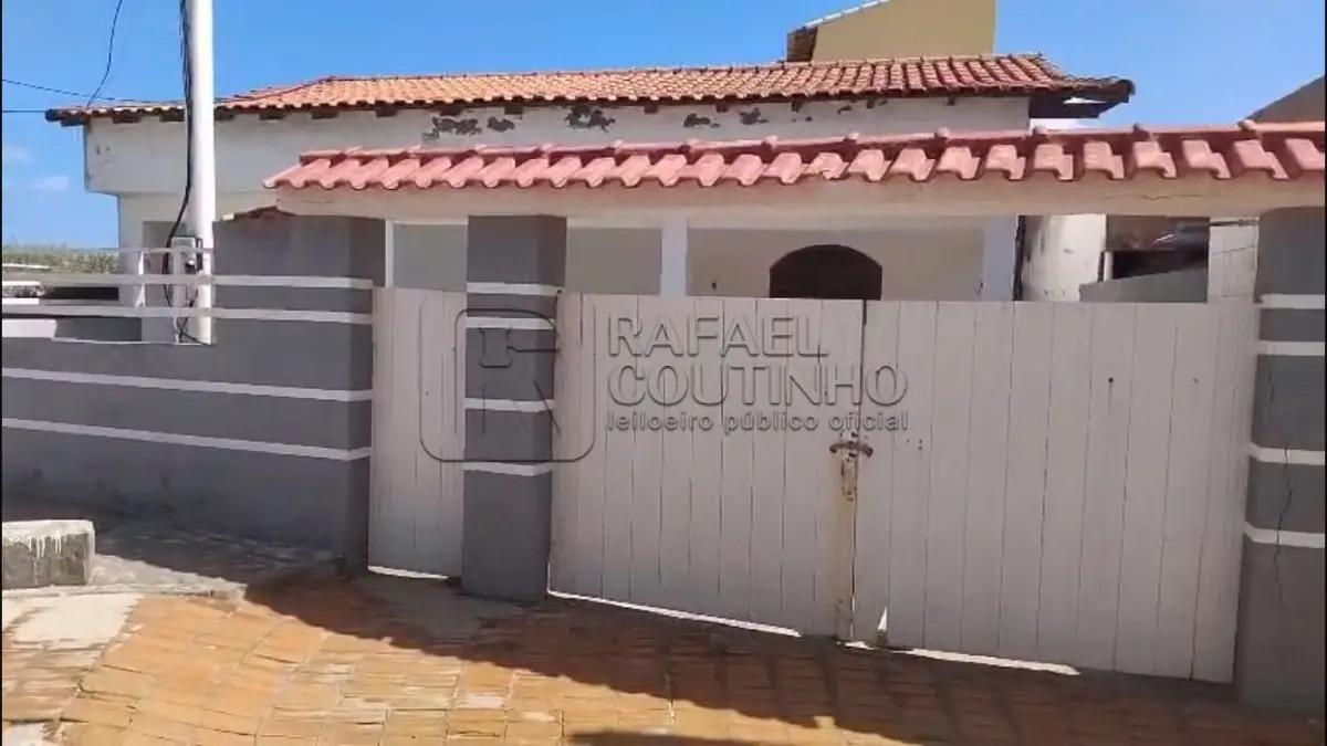 LOTE 001 - DIREITOS E AÇÕES SOBRE A POSSE do imóvel residencial localizado no Prédio residencial no 50 da Rua Costa do Sal, em Figueira, 1º Distrito de Arraial do Cabo/RJ.