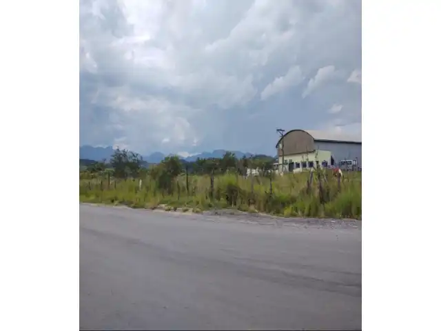 Imóvel industrial/comercial com área de 3.491m², no Polo Urbo Agro Industrial, em Porto Real/RJ. Possui 22m de testada para Av. Renato Monteiro. Terreno e Respectivas Construções - Pague em até 60 vezes.