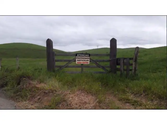 Fazenda 75 hectares (200.000m²) - Possui Área de mata e Nascente de Águas. Estrada Rocha Leão, Rio das Ostras/RJ. Terreno e Respectivas Construções. Pague em até 60 vezes.