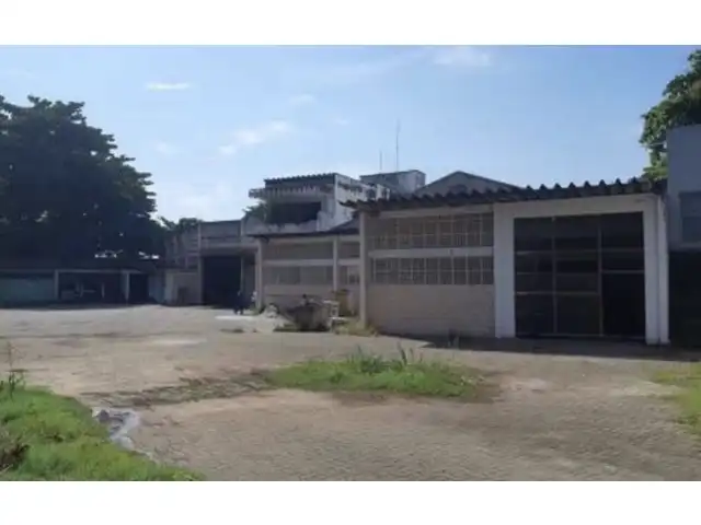 Galpão em Duque de Caxias, próximo à Linha Vermelha, Rio de Janeiro. Área total 2.152m². Terreno e Respectivas Construções. Pague em até 60 vezes.