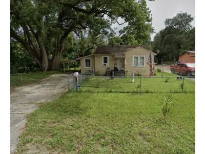 Casa em Orlando, Flórida, EUA. São 97m², 2 quartos, sala, cozinha, banheiro, quintal e vaga de garagem. Fica 20 min do aeroporto, 29min da Disney. Região permite locação de temporada.