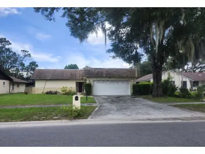 Casa em Orlando, Flórida, EUA. 3 Quartos 2 Banheiros. Região permite locação via Airbnb. 29min para a Disney, 27min para o Aeroporto.