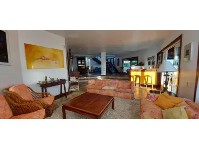 LOTE ÚNICO - Casa Imperial em São Pedro da Aldeia/RJ. AT:2000m² AC:650m² . DESOCUPADA. Aceita Financiamento.