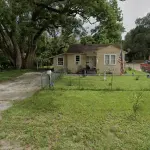 CASA EM ORLANDO, FLÓRIDA, EUA. SÃO 97M², 2 QUARTOS, SALA, COZINHA, BANHEIRO, QUINTAL E VAGA DE GARAGEM. FICA 20 MIN DO AEROPORTO, 29MIN DA DISNEY. REGIÃO PERMITE LOCAÇÃO DE TEMPORADA.