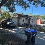 CASA EM ORLANDO, FLÓRIDA, EUA. SÃO 97M², 2 QUARTOS, SALA, COZINHA, BANHEIRO, QUINTAL E VAGA DE GARAGEM. FICA 20 MIN DO AEROPORTO, 29MIN DA DISNEY. REGIÃO PERMITE LOCAÇÃO DE TEMPORADA.