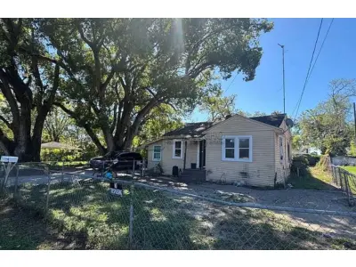LOTE ÚNICO - Casa em Orlando, Flórida, EUA. São 97m², 2 quartos, sala, cozinha, banheiro, quintal e vaga de garagem. Fica 20 min do aeroporto, 29min da Disney. Região permite locação de temporada.