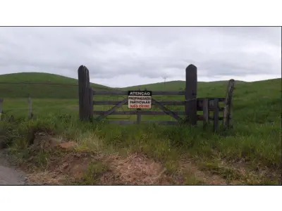 LOTE ÚNICO - Fazenda 75 hectares (200.000m²) - Possui Área de mata e Nascente de Águas. Estrada Rocha Leão, Rio das Ostras/RJ. Terreno e Respectivas Construções. Pague em até 60 vezes.
