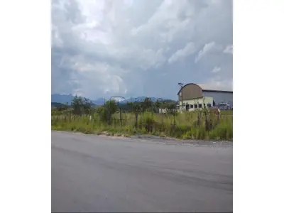 LOTE ÚNICO - Imóvel industrial/comercial com área de 3.491m², no Polo Urbo Agro Industrial, em Porto Real/RJ. Possui 22m de testada para Av. Renato Monteiro. Terreno e Respectivas Construções - Pague em até 60 vezes.