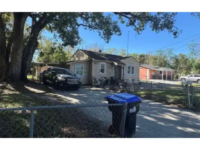 LOTE ÚNICO - Casa em Orlando, Flórida, EUA. São 97m², 2 quartos, sala, cozinha, banheiro, quintal e vaga de garagem. Fica 20 min do aeroporto, 29min da Disney. Região permite locação de temporada.