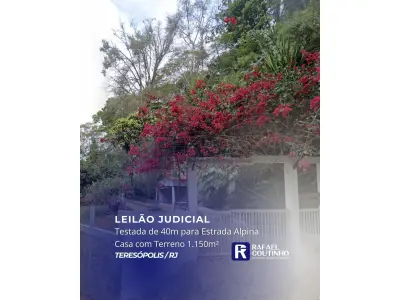 LOTE ÚNICO - Casa com Terreno de 1.150m² em Três Córregos, Teresópolis/RJ. Possui testada de 40m para Est. Alpina. Terreno e Respectivas Construções. Pague em até 60 vezes.
