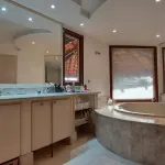 CASA IMPERIAL EM SÃO PEDRO DA ALDEIA/RJ. AT:2000M² AC:650M² . DESOCUPADA. ACEITA FINANCIAMENTO.