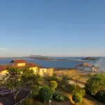 CASA IMPERIAL EM SÃO PEDRO DA ALDEIA/RJ. AT:2000M² AC:650M² . DESOCUPADA. ACEITA FINANCIAMENTO.