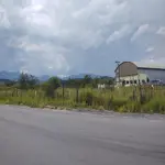 LOTE ÚNICO - Imóvel industrial/comercial com área de 3.491m², no Polo Urbo Agro Industrial, em Porto Real/RJ. Possui 22m de testada para Av. Renato Monteiro. Terreno e Respectivas Construções - Pague em até 60 vezes.