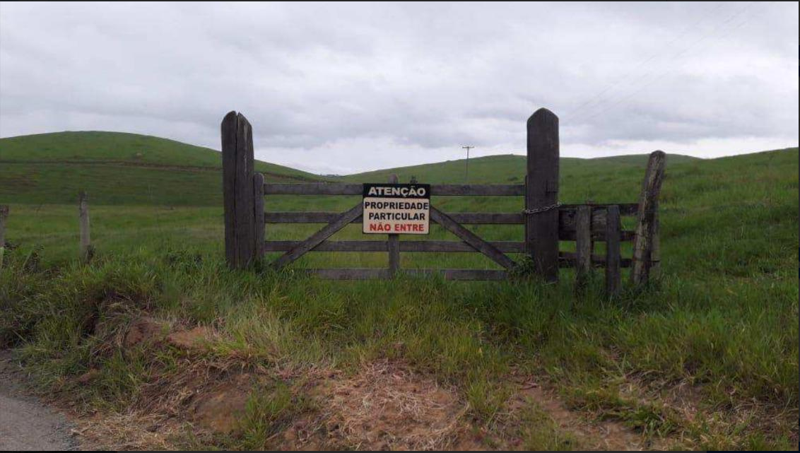 Fazenda 75 hectares (200.000m²) - Possui Área de mata e Nascente de Águas. Estrada Rocha Leão, Rio das Ostras/RJ. Terreno e Respectivas Construções. Pague em até 60 vezes.