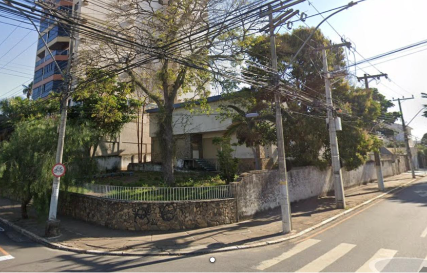 Prédio de esquina - Área Total 1.126m² - Centro de Campos dos Goytacazes/RJ. Terreno e Respectivas Construções. Pague em até 60 vezes.