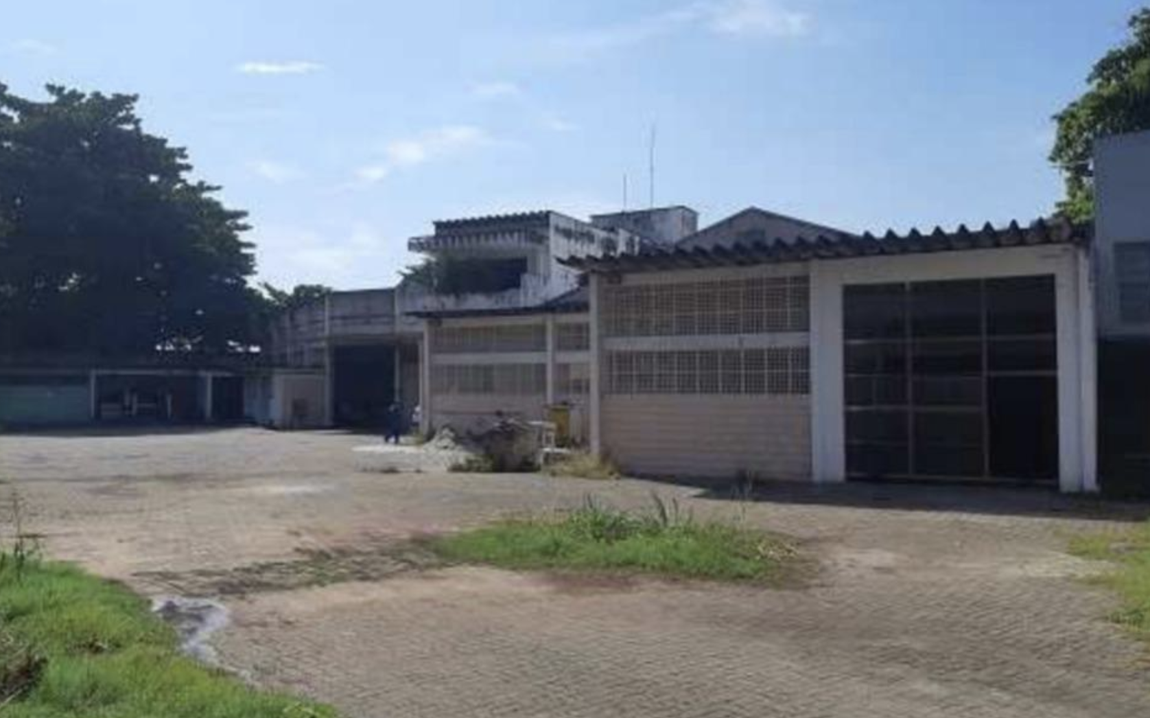 Galpão em Duque de Caxias, próximo à Linha Vermelha, Rio de Janeiro. Área total 2.152m². Terreno e Respectivas Construções. Pague em até 60 vezes.